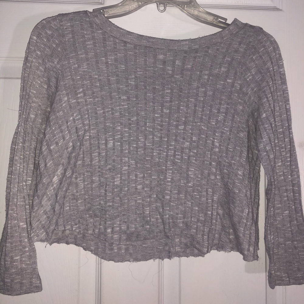 gray long sleeve crop top